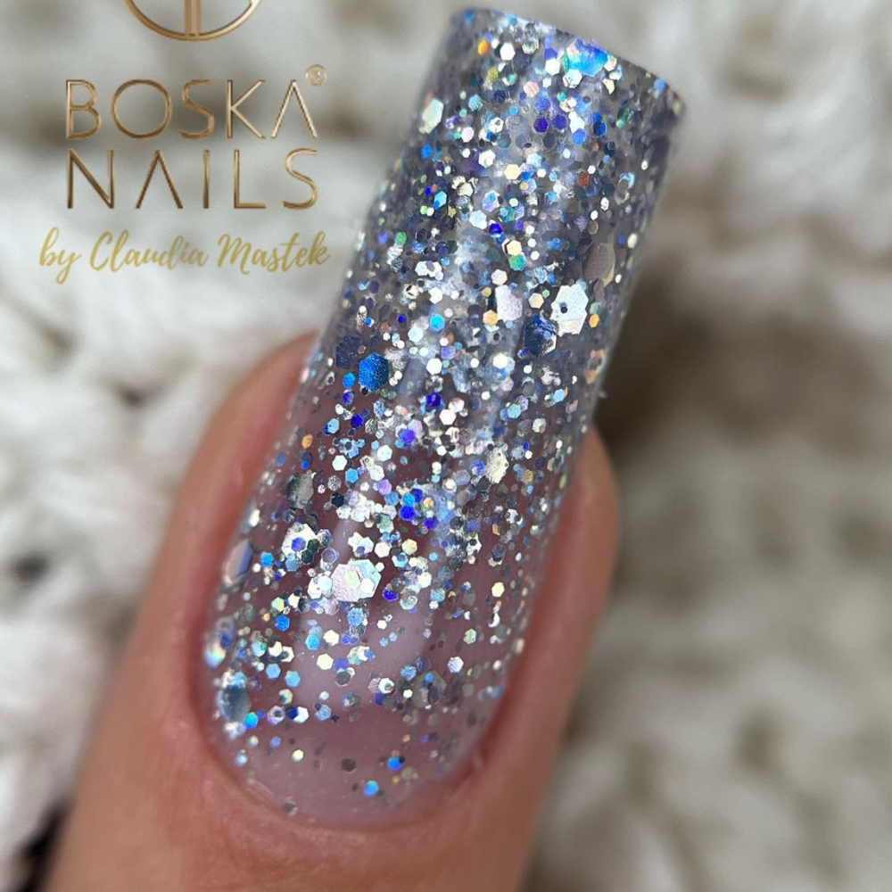 Brilla con Estilo: Descubre la Magia de las Uñas Holográficas con BoskaNails